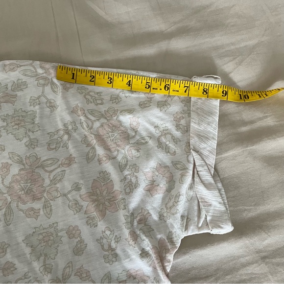 Seven7 V Neck Short Sleeve Pale Neutral Floral T Shirt • Size XL - Picture 9 of 13